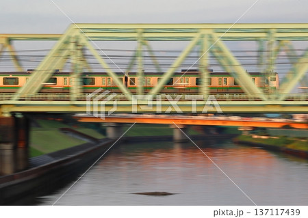 新河岸川を渡る湘南新宿ラインE231系電車 新河岸川を渡る湘南新宿ラインE231系電車 137117439