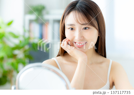 スキンケアをする女性 スキンケアをする女性 137117735