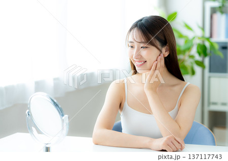 スキンケアをする女性 スキンケアをする女性 137117743
