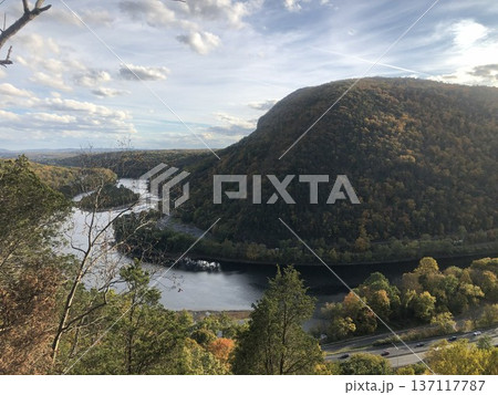 デラウェア・ウォーター・ギャップの渓谷と川の絶景(ニュージャージー州・ペンシルベニア州境) デラウェア・ウォーター・ギャップの渓谷と川の絶景(ニュージャージー州・ペンシルベニア州境) 137117787