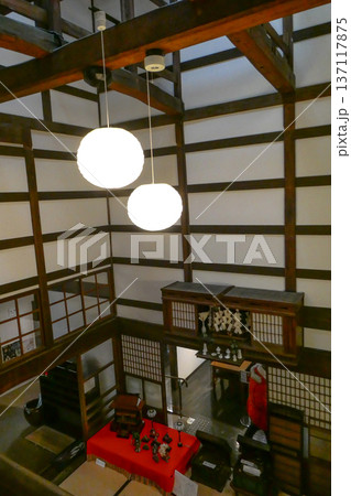 江戸時代からのモダンな町屋の竹と和紙の日本の照明 江戸時代からのモダンな町屋の竹と和紙の日本の照明 137117875