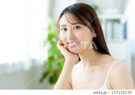 スキンケアをする女性 スキンケアをする女性 137118139