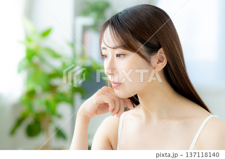 スキンケアをする女性 スキンケアをする女性 137118140