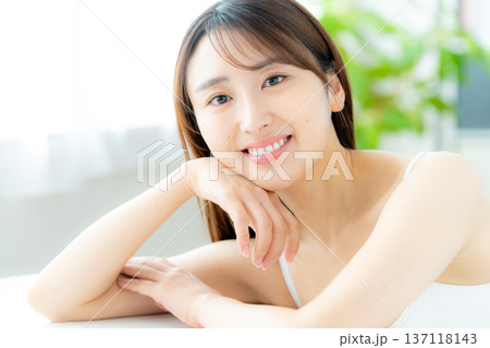 スキンケアをする女性 スキンケアをする女性 137118143