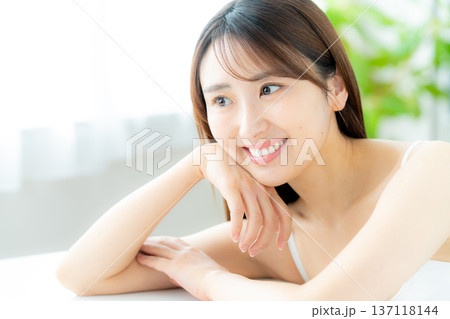 スキンケアをする女性 137118144