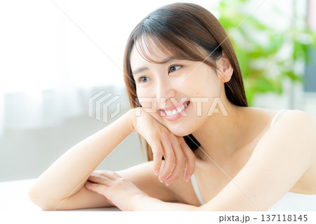 スキンケアをする女性 137118145