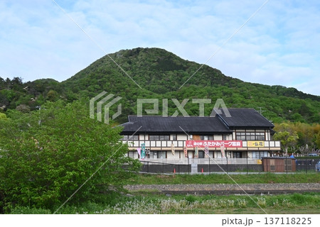 四月、奈良県側から見た二上山 四月、奈良県側から見た二上山 137118225