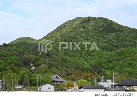 四月、奈良県側から見た二上山 四月、奈良県側から見た二上山 137118227