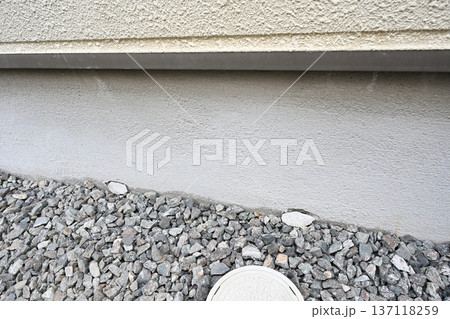 一戸建住宅、基礎部分の鉄筋の腐食によるモルタル割れ 137118259