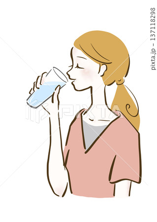 水を飲む女性 水分補給 健康的 水を飲む女性 水分補給 健康的 137118298