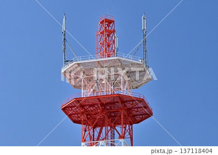 通信イメージ(電波塔:基地局) 通信イメージ(電波塔:基地局) 137118404