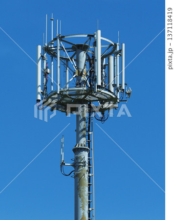 通信イメージ(電波塔:基地局) 通信イメージ(電波塔:基地局) 137118419