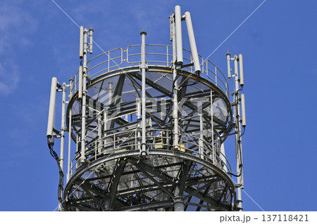 通信イメージ（電波塔:基地局） 137118421