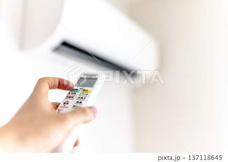 エアコンをリモコンで操作する 137118645