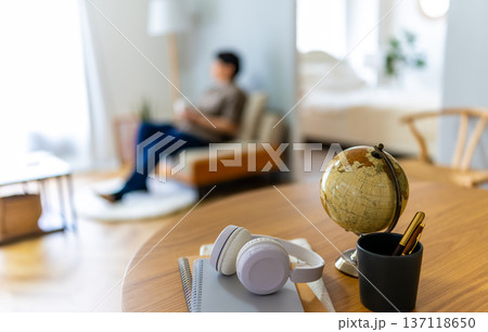 机の上の地球儀とノート 137118650