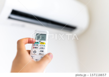リモコンでエアコンを操作する 137118657