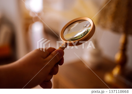 虫眼鏡で詳細を調べる手 137118668