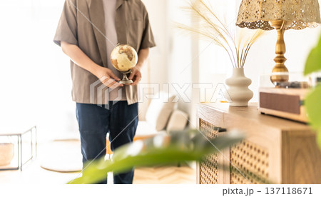 地球儀を持つ男性の部屋 137118671