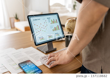 デスクでデータを分析する 137118682