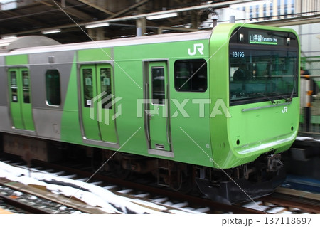 ［JY］冬の山手線E235系電車（103系風ラッピング車両：環状運転100周年記念） 137118697