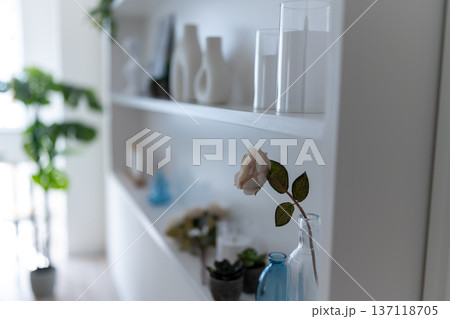 白い棚に飾られた薔薇 137118705