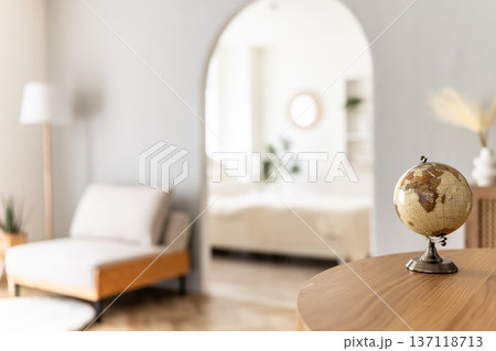 テーブルに置かれた地球儀 137118713