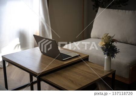 リビングのテーブルとノートパソコン 137118720