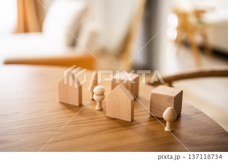 机に並ぶ木の玩具 137118734