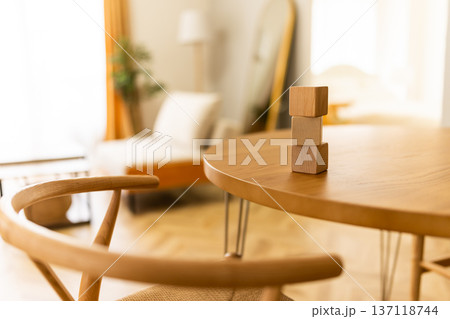 机に積まれた積み木 机に積まれた積み木 137118744
