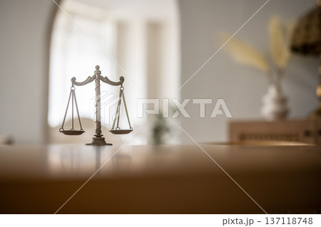 机に置かれた正義の天秤 137118748