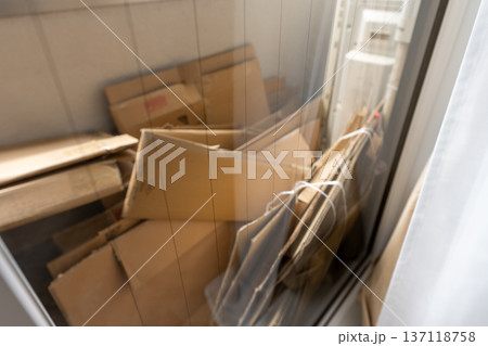 ベランダに積まれた段ボール 137118758
