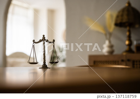 机の上に置かれた天秤 137118759