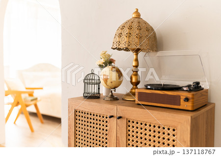 レトロな雑貨が並ぶ部屋 137118767