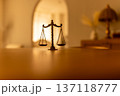 机に置かれた正義の天秤 137118777