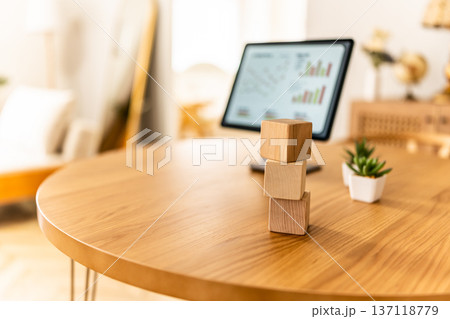 机に積まれた木製ブロック 137118779