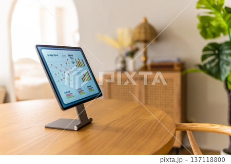 グラフを表示するタブレット 137118800