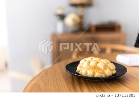 皿に載ったメロンパン 137118803