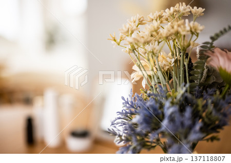 部屋に飾る花束 部屋に飾る花束 137118807