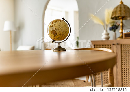 卓上に置かれた地球儀 137118813