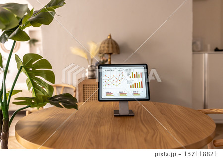 テーブルに置かれたタブレット端末 137118821