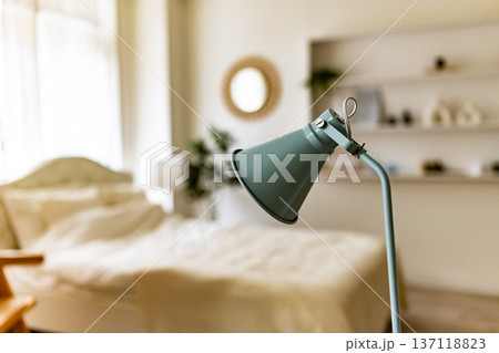 寝室を照らすデスクライト 137118823