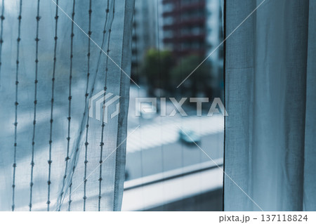 窓辺のレースカーテンと街並み 137118824