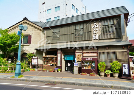 堺町通り商店街の町並み 137118916