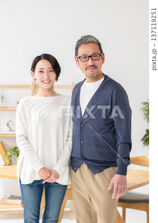 笑顔で寄り添うミドル夫婦 137119251