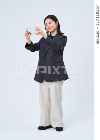 スマートフォンの画面を見つめる若い女性 スマートフォンの画面を見つめる若い女性 137119267