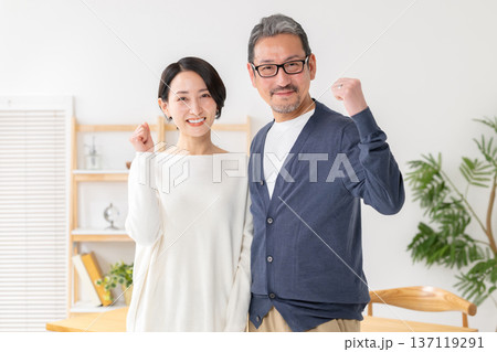 ガッツポーズをするミドル夫婦 ガッツポーズをするミドル夫婦 137119291