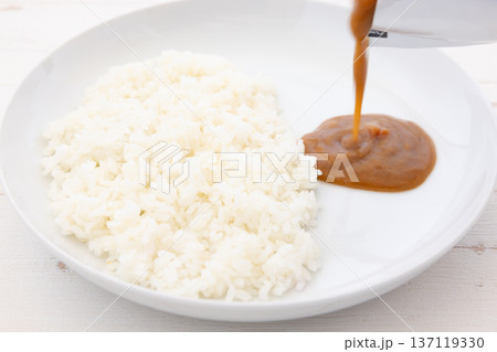 美味しいレトルトカレーをライスにかける 137119330