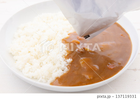 美味しいレトルトカレーをライスにかける 137119331