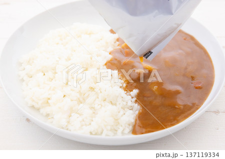 美味しいレトルトカレーをライスにかける 137119334