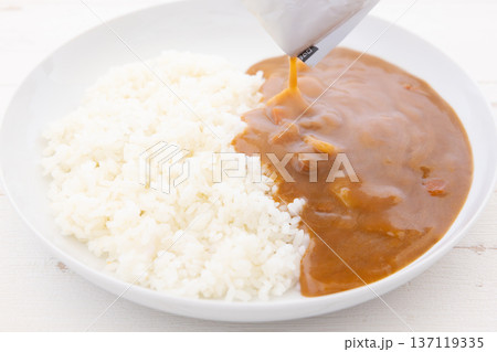 美味しいレトルトカレーをライスにかける 137119335